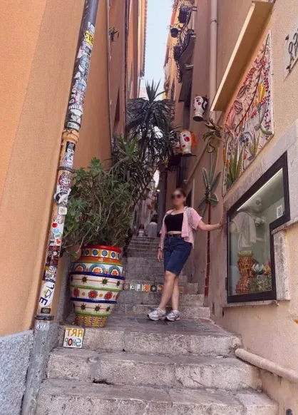 Celine, 35