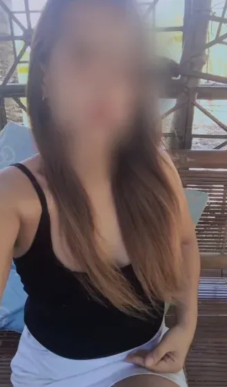 Viktoria, 32